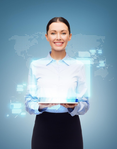 koncepcja biznesu, technologii, internetu i edukacji - przyjazna młoda uśmiechnięta bizneswoman z hologramem mapy świata z ekranu komputera typu tablet