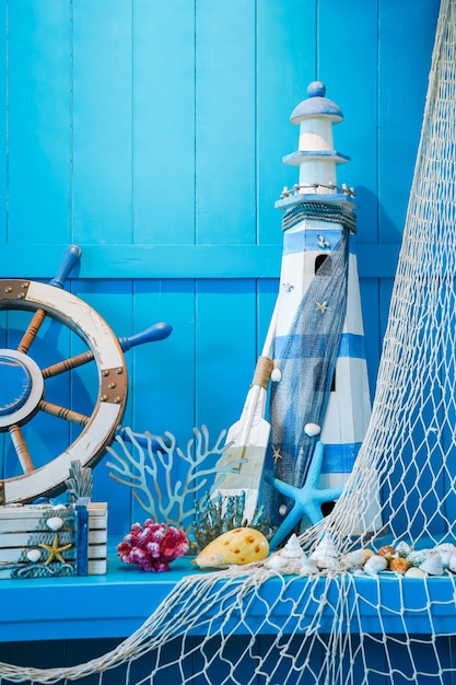 Koncepcja błękitnego lata, która obejmuje dekorację stroików okrętowych z morskich stworzeń