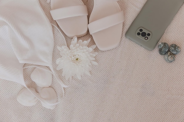 Koncepcja bloga modowego Kobiece stylowe ubrania i modne przedmioty na białym tle z miejscem na kopię Kolorowe monochromatyczne piękno tła flatley