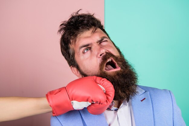 Zdjęcie koncepcja bólu zębów bezbronna głowa cierpienie uderzenie w twarz zniszcz piękno usługi kosmetologiczne i chirurgii plastycznej silny cios ręka w rękawicy bokserskiej uderzenie w brodę twarz mężczyzny bolesny cios