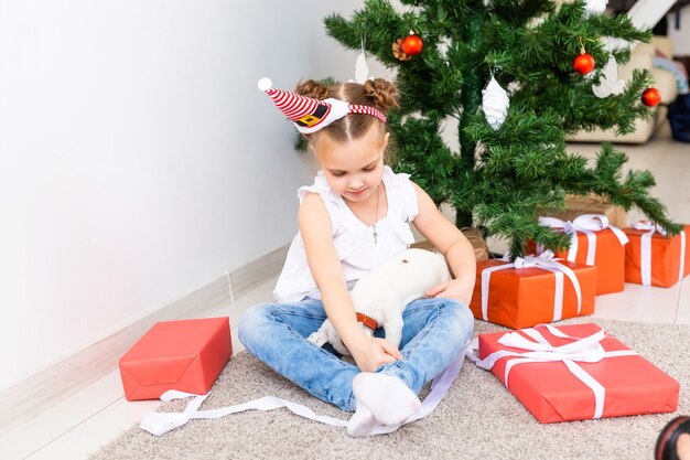 Koncepcja Boże Narodzenie, Zwierzęta Domowe I święta - Dziecko W Santa Hat Z Szczeniakiem Jack Russell Terrier.