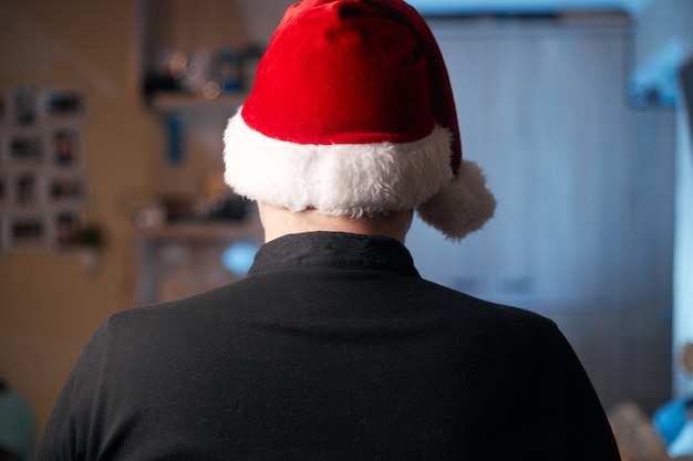 Koncepcja Bożego Narodzenia, kaukaski mężczyzna w kapeluszu noworocznym
