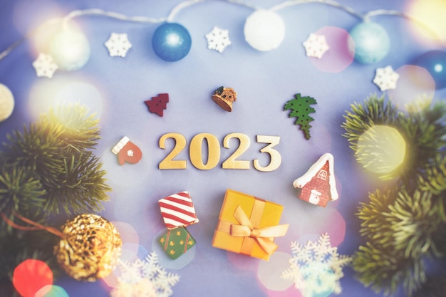 Koncepcja bożonarodzeniowa Nowy Rok 2023 prezenty Skopiuj przestrzeń otoczoną gałęziami choinki ozdoby słodycze