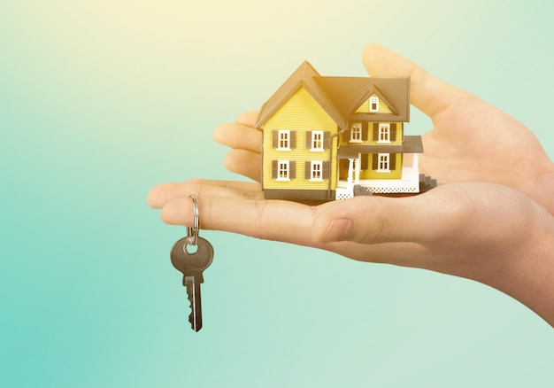 Koncepcja Budowy, Hipoteki, Nieruchomości I Nieruchomości - Zbliżenie Dłoni Trzymającej Model Domu