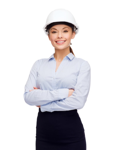 koncepcja budowy, rozwoju, budowy i architektury - przyjazna młoda uśmiechnięta bizneswoman w białym kasku