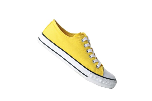 Koncepcja buty żółty sneaker na białym tle