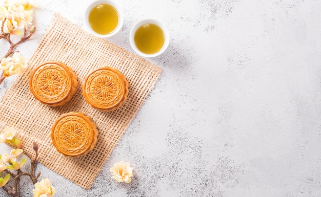 Koncepcja Chińskiego Festiwalu Midautumn Z Herbaty Mooncakes I Kwiatu śliwy Na Białym Tle Kamienia