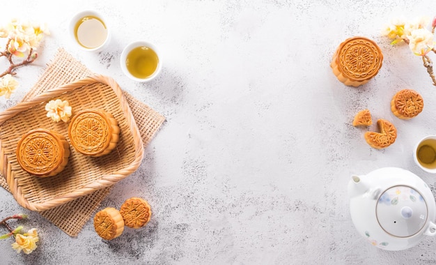 Koncepcja Chińskiego Święta Środka Jesieni zrobiona z mooncakes herbaty i kwiatu śliwy Chińskie znaki FU w artykule odnoszą się do fortuny powodzenia przepływ bogactwa