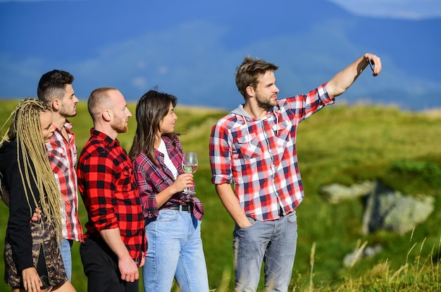 Koncepcja czasu selfie Ludzie w przyrodzie biorący szczęśliwe selfie w tle krajobrazu Przechwytywanie wspomnień Mężczyźni i kobiety pozują do rodzinnego zdjęcia Grupa przyjaciół biorących selfie Wyślij selfie do sieci społecznościowych