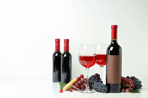 Koncepcja degustacji czerwonego wina na białym tle
