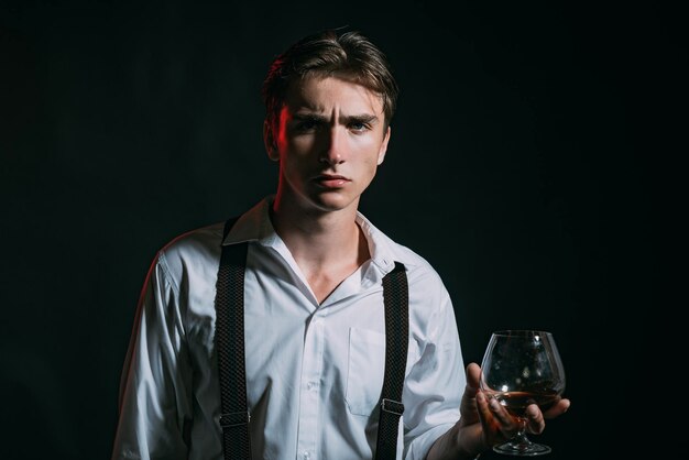 Koncepcja degustacji i degustacji Mężczyzna ze szklanką whisky