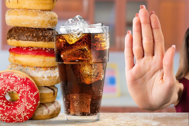 Zdjęcie koncepcja diety. młoda zdrowa kobieta i fast food