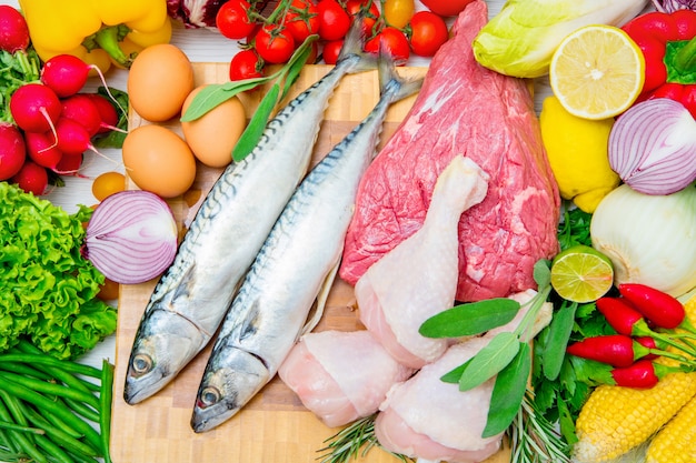 koncepcja diety śródziemnomorskiej z rybami, mięsem i warzywami