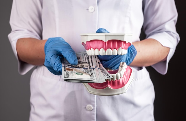 Koncepcja drogiej stomatologii Dentysta z pieniędzmi w dolarach na zdrowie zębów