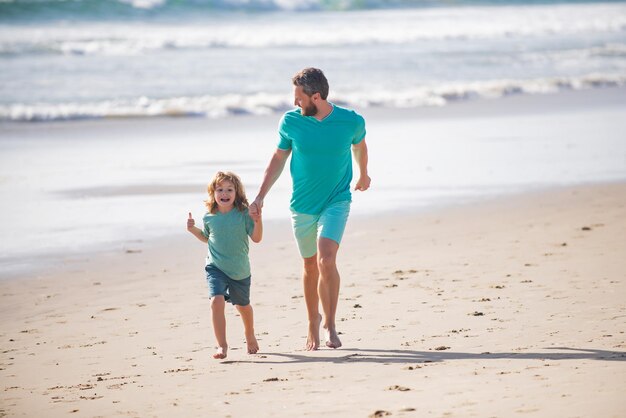 Koncepcja dzieciństwa i rodzicielstwa ojciec i syn biegający na letniej plaży