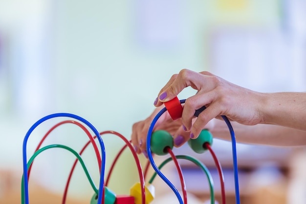 Koncepcja dzieciństwa i socjalizacji Kolorowa drewniana zabawka w przedszkolu