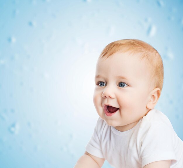 koncepcja dziecka i niemowlaka - uśmiechnięte małe dziecko