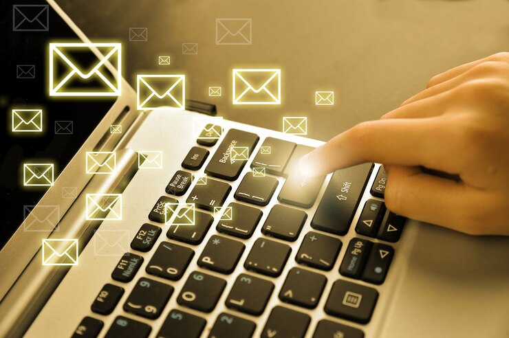 Koncepcja e-mail z laptopem i rękami