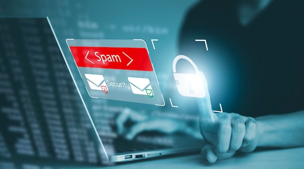 Koncepcja e-mail z laptopem spam i wirus komputer monitor koncepcja bezpieczeństwa internetowego biznesmen czyta pocztę elektroniczną z laptopem Spam-śmieci i e-marketing na ekranie Spam e-mail Popup Warning