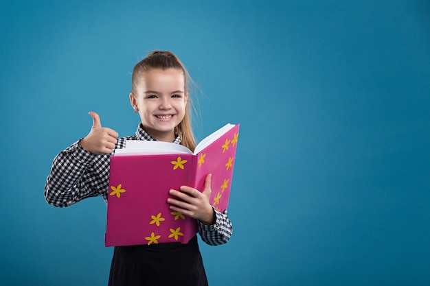 Koncepcja - Edukacja. Dziewczyna Czyta Książkę W Różowej Okładce