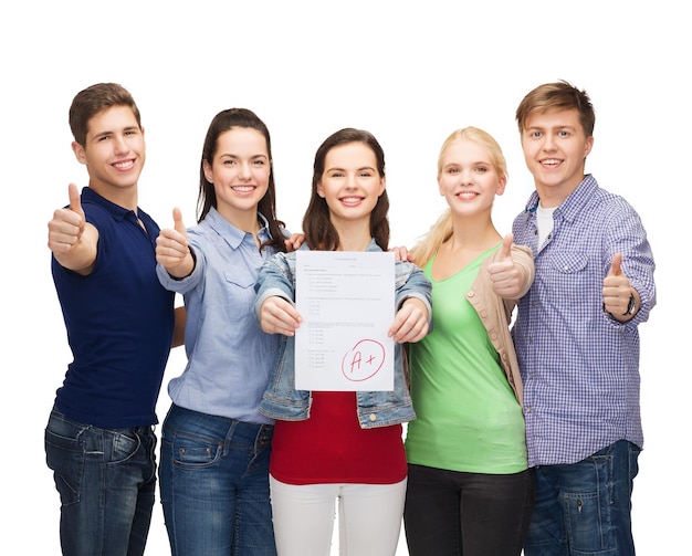 Zdjęcie koncepcja edukacji i ludzi - grupa uśmiechniętych studentów stojących i pokazujących test i kciuk w górę