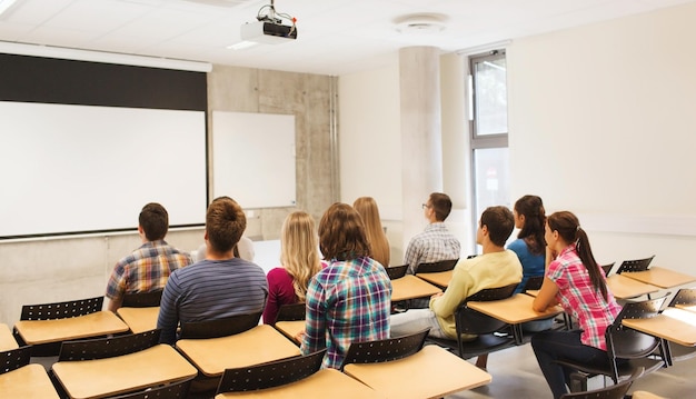 koncepcja edukacji, liceum, pracy zespołowej i ludzi - grupa studentów siedząca w sali wykładowej od tyłu