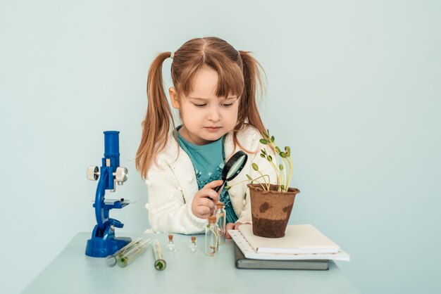 Koncepcja Edukacji. Mała Dziewczynka Spójrz Na Mikroskopy W Laboratorium.