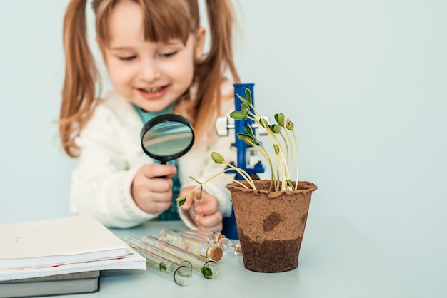 Koncepcja Edukacji. Mała Dziewczynka Spójrz Na Mikroskopy W Laboratorium.