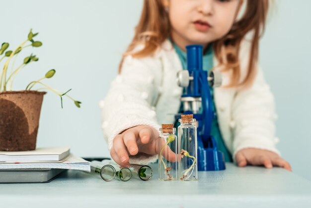 Koncepcja Edukacji. Mała Dziewczynka Spójrz Na Mikroskopy W Laboratorium.