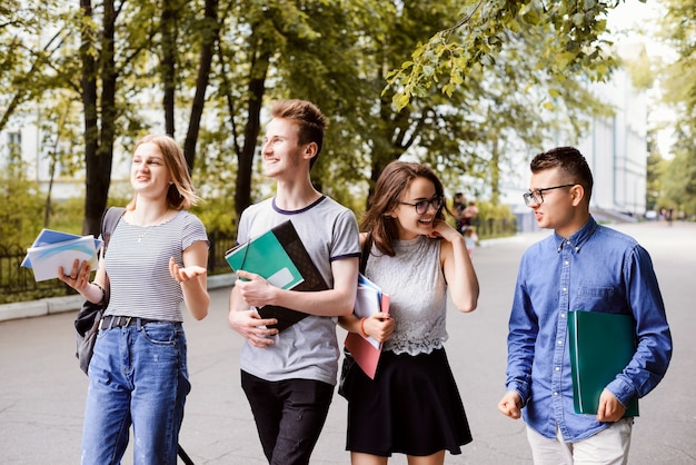 Zdjęcie koncepcja edukacji, młodzieży, inteligentnych uczniów