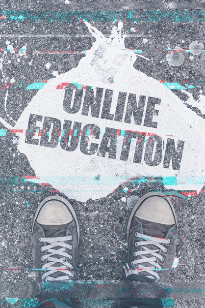 Zdjęcie koncepcja edukacji online z męskimi uczniami na ulicy