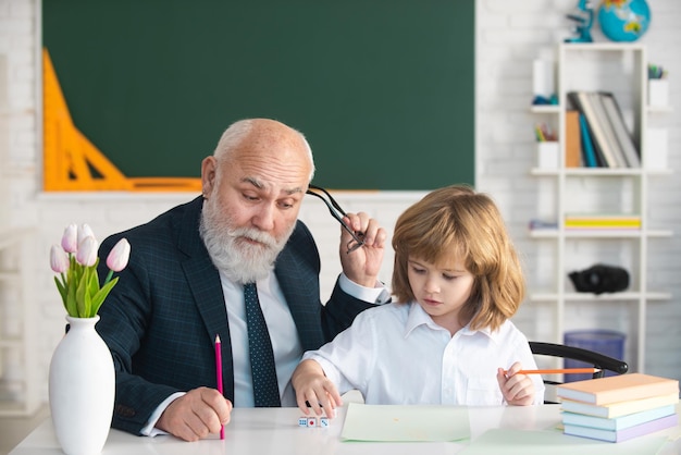 Koncepcja edukacji stary nauczyciel z uczniem w klasie uczeń dziecko lekcja nauczyciel w szkole