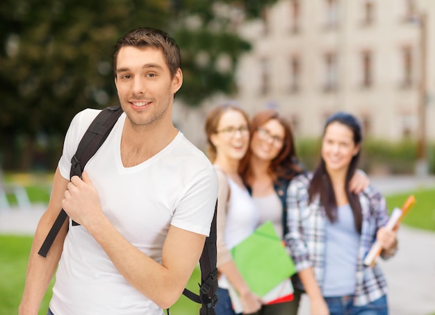 koncepcja edukacji, szkoły i wakacji - podróżujący student z plecakiem