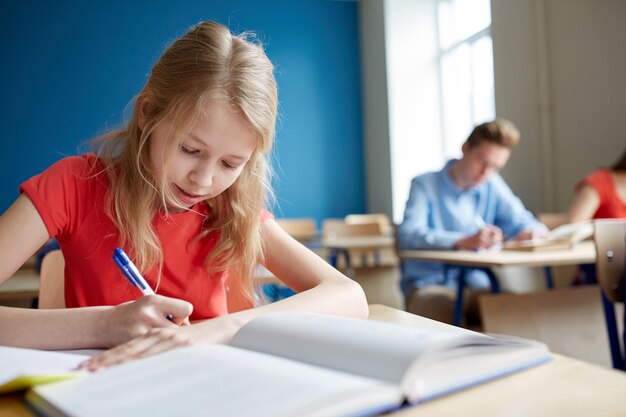 koncepcja edukacji, uczenia się i ludzi - uczennica z testem szkolnym pisania książek