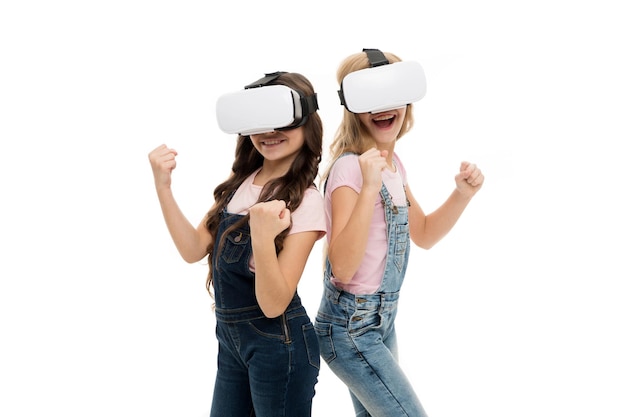Koncepcja edukacji wirtualnej. Nowoczesne życie. Interakcja w przestrzeni wirtualnej. Gry cybernetyczne. Technologia rozszerzonej rzeczywistości. Rzeczywistość wirtualna jest ekscytująca. Dziewczyny małe dzieci noszą okulary vr białe tło.