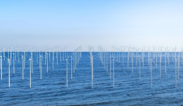 Koncepcja energii odnawialnej z farmą wiatraków na tle niebieskiego nieba