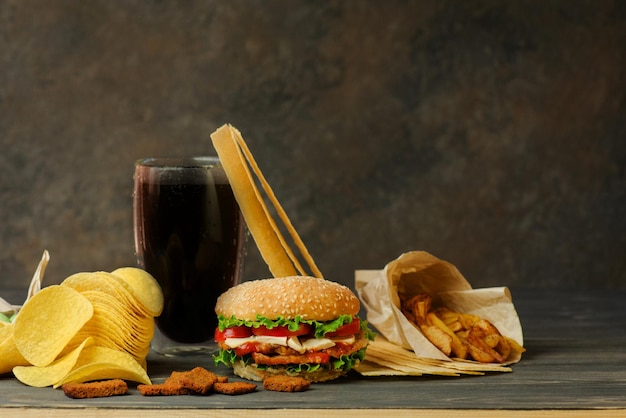 Koncepcja fast foodów i przekąsek Niezdrowe odżywianie hamburger frytki ziemniaczane i cola