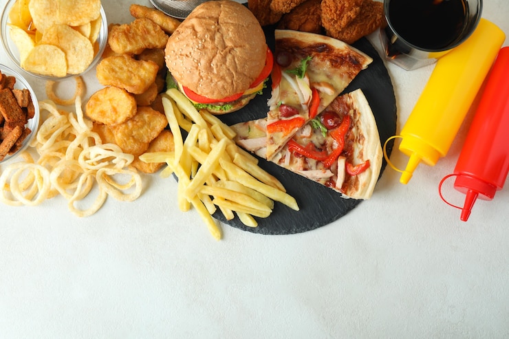 Zdjęcie koncepcja fast foodów na białym stole z teksturą