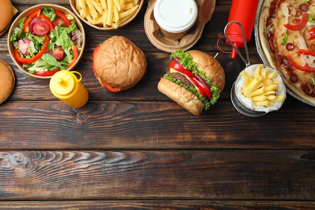 Koncepcja fast foodów na drewnianym stole