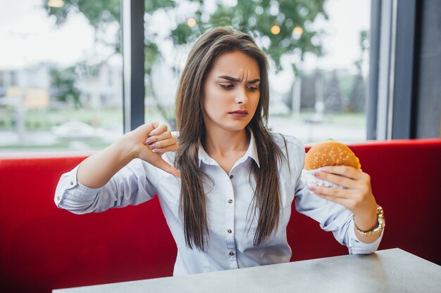 Koncepcja Fast Foodów. Niezdrowe Jedzenie W Restauracji Typu Fast Food