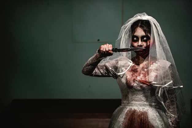 Koncepcja festiwalu HalloweenSylwetka Azjatycka kobieta makijaż twarz duchaPanna młoda postać zombieTapeta lub plakat z horroru