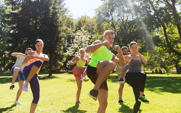 Koncepcja Fitness, Sportu, Sztuk Walki, Samoobrony I Zdrowego Stylu życia - Grupa Nastoletnich Przyjaciół Lub Sportowców ćwiczących I Na Obozie Treningowym