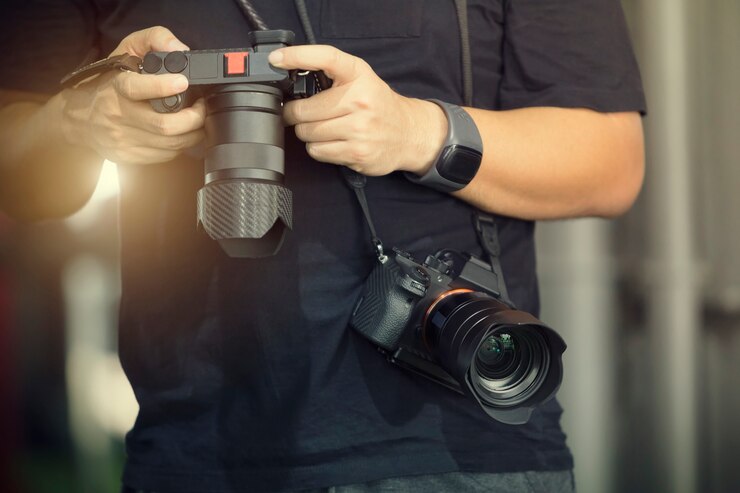 Zdjęcie koncepcja fotografii. zbliżenie fachowy fotograf sprawdza na tylnym ekranie camer