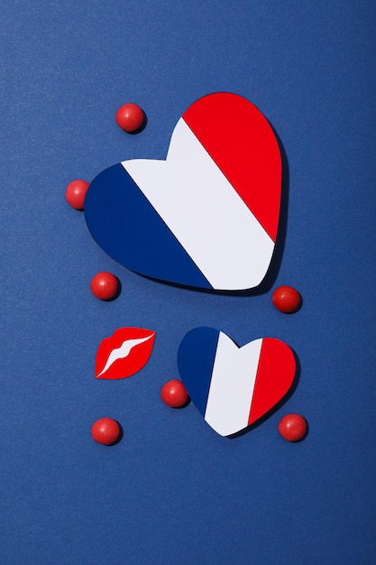 Koncepcja francuskich symboli wizualnych kraju na niebieskim tle