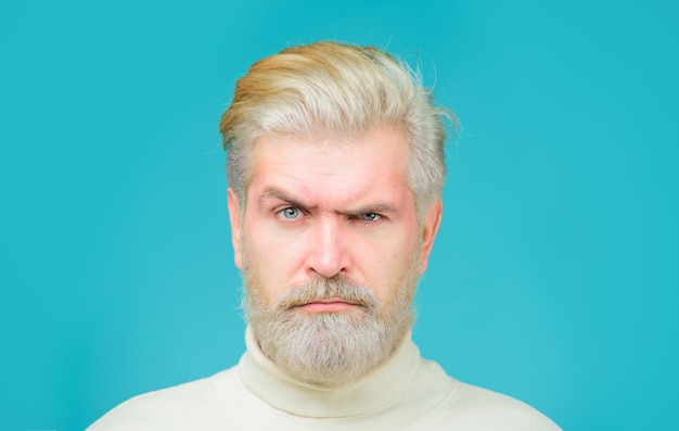Koncepcja fryzjera mężczyzna z rozjaśnionymi włosami i brodą kolorystyka męskich włosów brodaty mężczyzna z farbowanymi