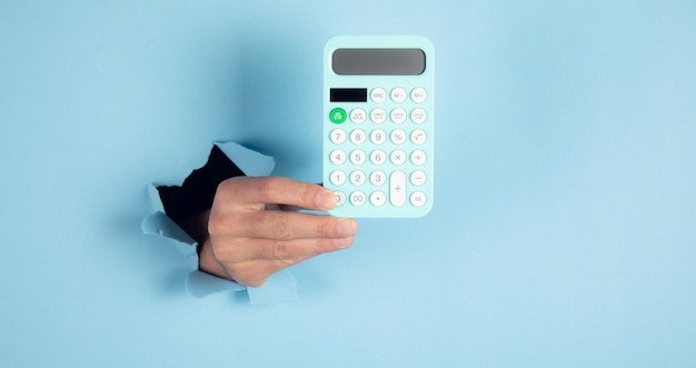 Koncepcja gospodarki człowiek posiadający kalkulator