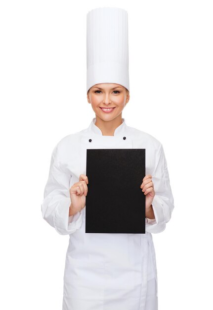 koncepcja gotowania, reklamy i jedzenia - uśmiechnięta szefowa kuchni z czystym czarnym papierem