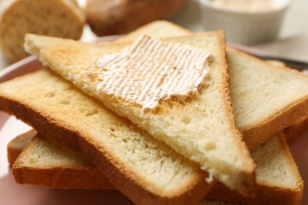 Zdjęcie koncepcja gotowania tostów z masłem