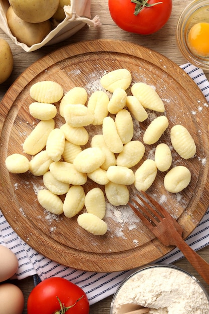 Koncepcja gotowania z gnocchi z surowych ziemniaków, widok z góry