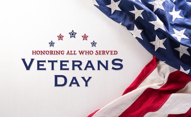 Koncepcja Happy Veterans Day Flagi amerykańskie i tekst na białym tle 11 listopada